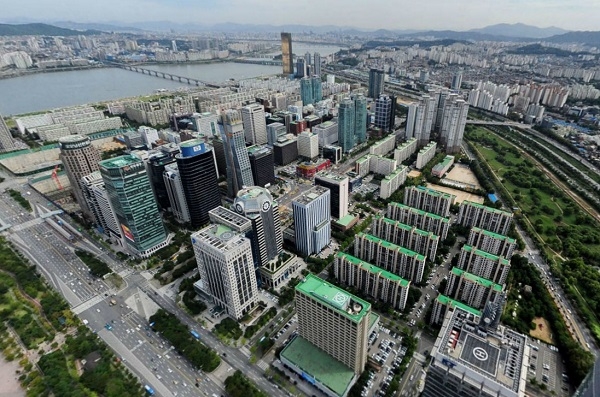 서울 영등포구 여의도는 ‘2030서울플랜’에서 서울의 3대 도심으로 지정돼있어 최고 50층의 초고층 재건축이 가능하다. (사진=네이버 지도)