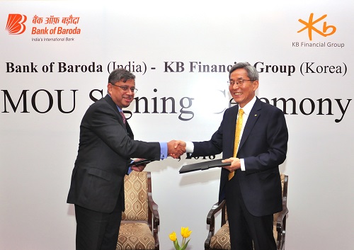 KB금융은 윤종규 회장(사진 오른쪽)이 지난 9일 인도 뉴델리에서 인도 국영은행인 바로다 은행과 양사간 포괄적 업무 협력을 위한 업무협약을 체결했다고 전했다. (사진=KB금융)