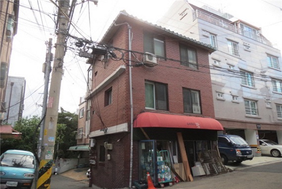 지난 17일 서울 용산구 후암동의 한 단독주택에 105명의 응찰자가 몰렸다. (사진=지지옥션)