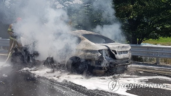 올 들어 BMW차량에서 30건가량의 화재가 발생하면서 소비자들의 불안감이 커지고 있다, (사진=연합뉴스)