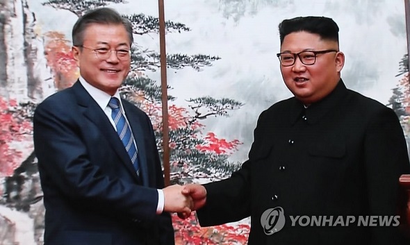 문재인 대통령과 김정은 북한 국무위원장은 '9월 평양공동선언 합의서'에 서명하면서 처음으로 비핵화 방안에 합의했다. (사진=연합뉴스)
