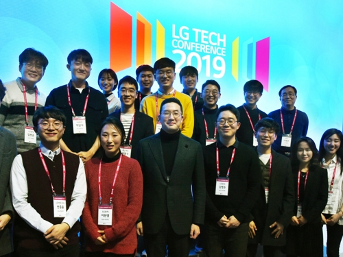 LG그룹 구광모 회장이 지난 13일 LG사이언스파크에서 'LG 테크 콘퍼런스'에 참석한 국내 이공계 석·박사 과정 학생들과 만찬을 함께하며 이들을 적극 지원하겠다는 의사를 전했다고 그룹 측이 14일 밝혔다.(사진=LG그룹)