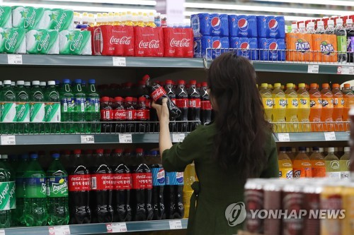 18일 한국소비자원이 발표한 다소비 가공식품 가격 조사 결과에 따르면 콜라와 설탕, 된장 등 소비자들이 많이 찾는 가공식품 가격이 1년 새 최대 10% 가량 오른 것으로 나타났다.(사진=연합뉴스)