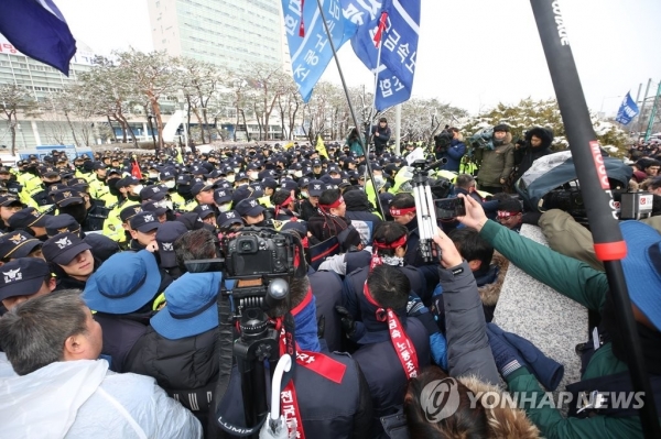 현대차노조는 지난 1월31일 오후 광주시청 앞에서 광주형 일자리를 반대를 부르짖기 위해 기자회견과 함께 투쟁을 벌였다. (사진)