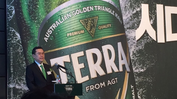 하이트진로는 오는 21일 국내 맥주 시장에 획기적인 신제품 '테라'를 선보인다고 13일 밝혔다. 하이트진로 마케팅실 오성택 상무가 제품을 소개하고 있다.(사진=화이트페이퍼)