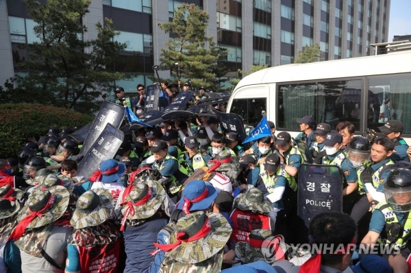 현대중공업 노조가 22일 오후 서울 종로구 계동 현대중공업 사옥 앞에서 '현대중공업 물적분할-대우조선 매각저지 결의대회' 마무리 집회를 열었다. (사진=연합뉴스)
