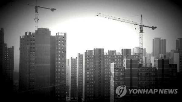 김현미 국토교통부 장관이 민간택지에도 아파트 분양가 상한제를 도입할 가능성을 시사했다. (사진=연합뉴스)