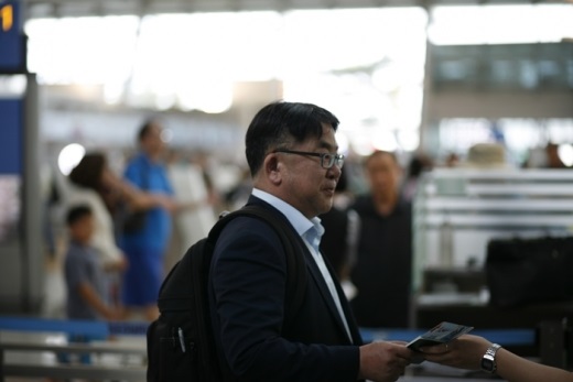 김동섭 사장이 협력사와 원자재 수급 관련 협의를 위해 16일 오후 인천국제공항을 통해 일본으로 출국하고 있다. (사진=SK하이닉스)