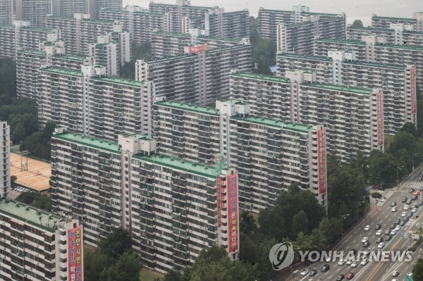 서울 시내 8개 재건축·재개발 조합장이 민간택지 분양가 상한제 적용 시점을 유예해달라며 청원서를 제출했다.  (사진=연합뉴스)