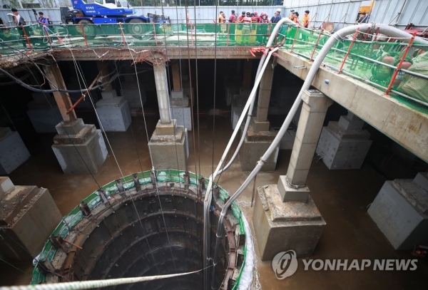 지난달 31일 서울 양천구 목동의 빗물 배수시설 공사장 지하 40ｍ 수로에서 현장 작업자 3명이 지상에서 쏟아져 내려온 빗물에 휩쓸려 사망하는 사고가 발생했다. (사진=연합뉴스)