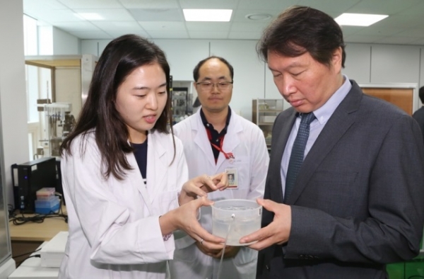 최태원 SK 회장이 경기도 판교에 위치한 SK바이오팜을 방문해 연구원과 함께 개발 중인 신약 물질을 살펴보고 있다. (사진=SK)