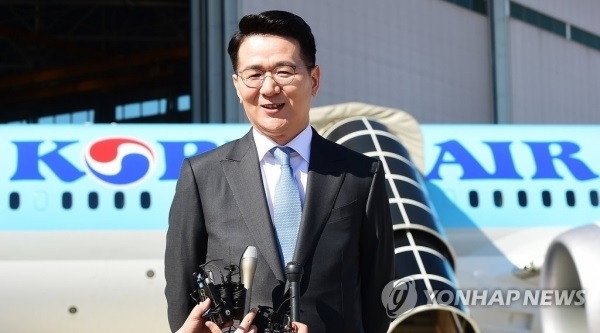 조원태 한진그룹 회장이 중국 후베이성 우한에 체류 중인 교민 수송을 위한 대한항공 전세기에 탑승한다. (사진=연합뉴스)