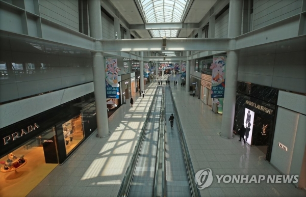 지난 28일 오후 인천국제공항 제1터미널 면세점이 코로나19 사태로 썰렁한 풍경이 연출된다. (사진=연합뉴스)