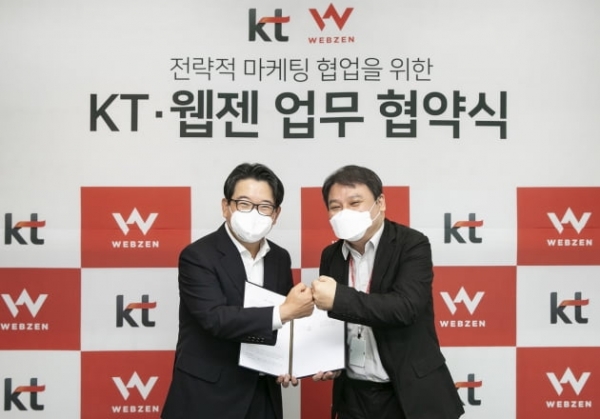 김훈배 KT 커스터머부문신사업본부장(왼쪽)과 김태영 웹젠 대표. (제공=KT)