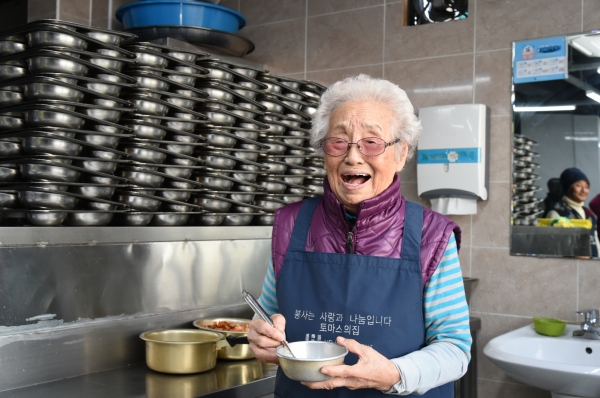 33년째 무료급식소에서 봉사해 온 정희일(95) 할머니 (사진=LG)