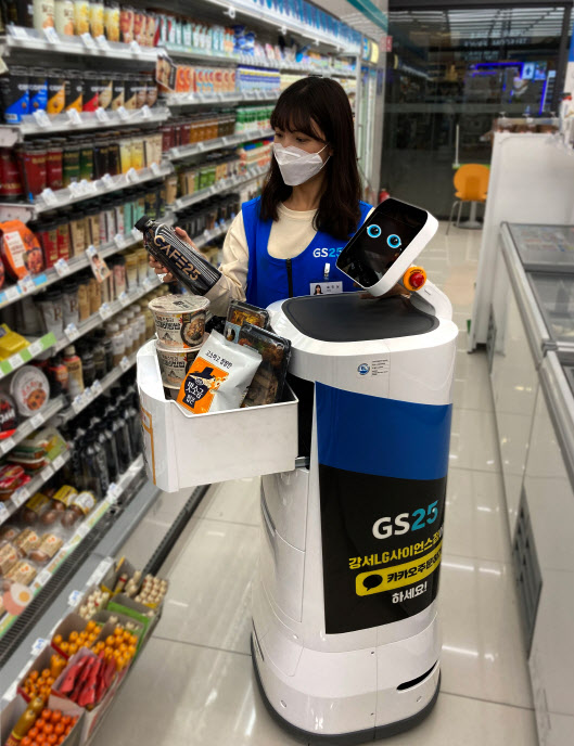 GS25직원이 배달 로봇 ‘딜리오’에 주문 받은 상품을 적재하고 있다. (사진=GS리테일)