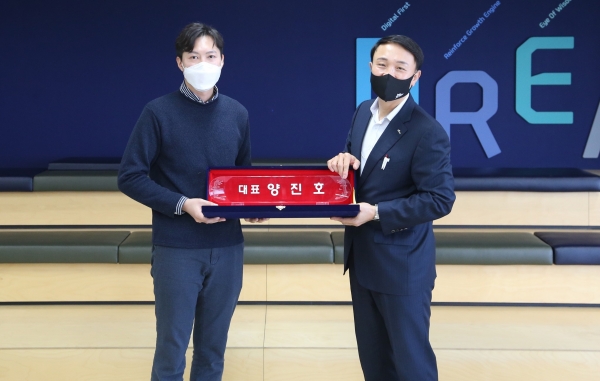 신한카드 문동권 경영기획그룹장(오른쪽)이 씨브이쓰리 양진호 대표(왼쪽)에게 명패를 증정하고 있다. (사진=신한카드)