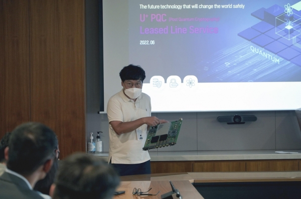 LG유플러스는 지난 22일 오후 서울 용산 사ㄹ옥을 방문한 싱가포르 대표단에 양자내성암호 전용회선 서비스에 필요한 암호화모듈을 소개하고 있다.(사진=LG유플러스)