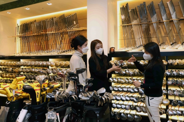 고객이 신세계백화점 매장에서 골프채를 살펴보고 있다. (사진=신세계)