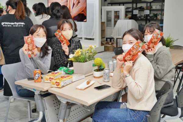 서울 논현동에 위치한 쿠쿠전자에서 임직원들이 ‘꾸맥’ 간식을 즐기고 있다(사진=롯데제과)