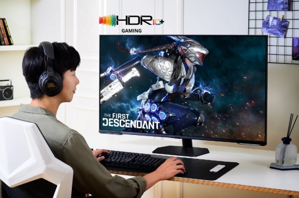 삼성전자 모델이 ‘HDR10+ GAMING’ 기술이 적용된 퍼스트 디센던트 게임 콘텐츠를 체험하고 있다.(사진=삼성전자)