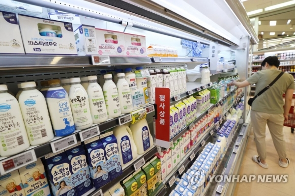 한 마트에서 고객이 매대에 진열된 우유 상품을 살펴보는 모습(사진=연합)