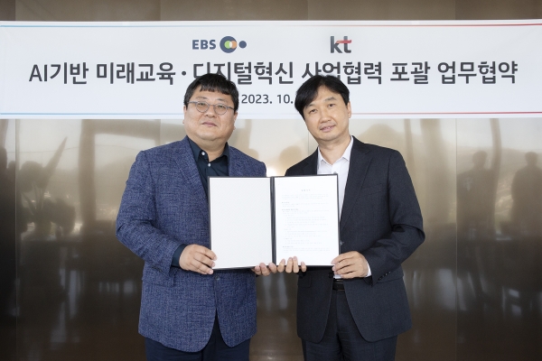 KT 박정호 커스터머DX단장(오른쪽)과 유규오 EBS 디지털학교교육본부장이 업무협약을 맺고 기념사진을 찍는 모습(사진=KT)