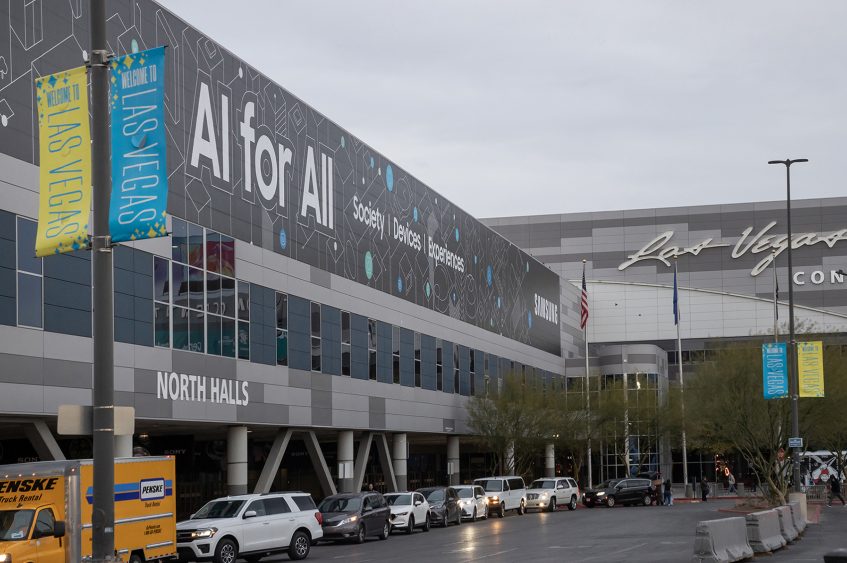 세계 최대 전자 전시회 CES 2024가 열리는 미국 라스베이거스 컨벤션센터의 외경, 삼성전자 옥외광고 전경. 사진=삼성전자.