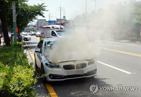 지난 4일 오후 2시경 목포시 옥암동 내 도로에서 주행 중인 BMW 520d가 엔진룸에서 불이 났다. (사진=연합뉴스)