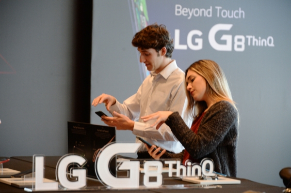 13일 SK텔레콤이 전국 SK텔레콤 공식인증대리점과 공식온라인몰 ‘T월드다이렉트(show.tworld.co.kr)에서 'LG G8 ThinQ(이하G8 ThinQ)’ 예약판매를 15일부터 21일까지 진행한다고 밝혔다. ‘G8 ThinQ(128GB)’의 출고가는 897,600원이다.(사진=LG전자)