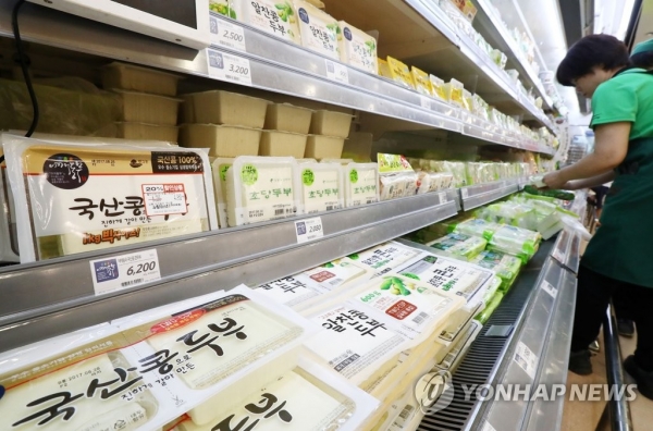 18일 한국소비자원에 따르면 지난달 소비자들이 많이 찾는 가공식품 30개 중 18개 품목이 최대 8.2%까지 오른 것으로 나타났다.(사진=연합뉴스)
