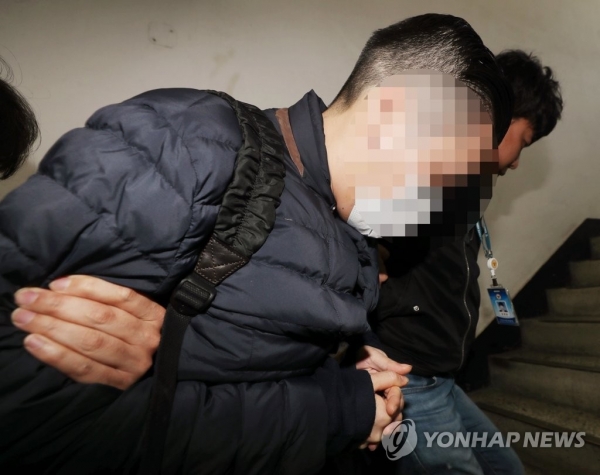 경찰은 마약 구매 혐의를 받은 SK그룹 창업자 고 최종건 회장의 손자 최모(31)씨를 압송했다. (사진=연합뉴스)