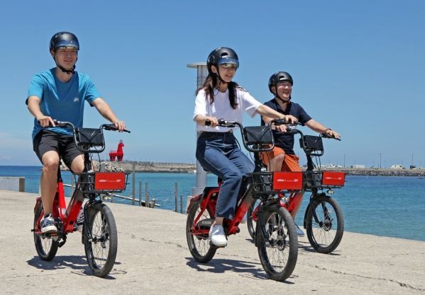 제주도 이호테우 지역에서 이용객들이 공유형 전기자전거를 즐기고 있다. (사진=현대자동차)
