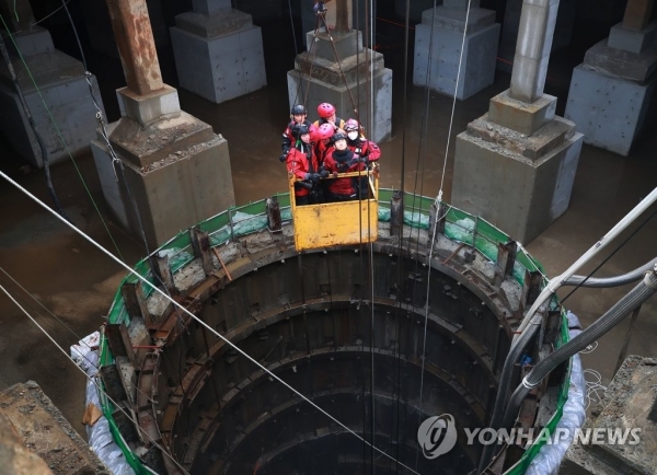 지난 7월31일 서울 양천구 목동의 빗물 배수시설 공사장 지하 40ｍ 수로에서 현장 작업자 3명이 지상에서 쏟아져 내려온 빗물에 휩쓸려 사망하는 사고가 발생했다. (사진=연합뉴스)