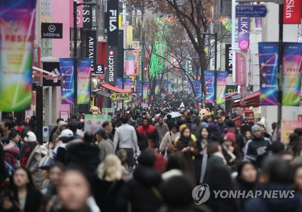 지난해 서울 명동의 연간 임대료는 제곱피트당 862달러로, 세계 비싼 쇼핑거리 9위를 기록했다. (사진=연합뉴스)