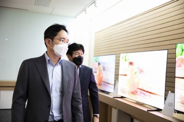 이재용 삼성전자 부회장이 19일 삼성디스플레이 아산 사업장을 방문해 디스플레이 생산라인을 둘러보고 있다. (사진=삼성전자)