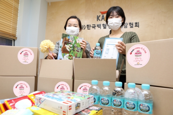한국백혈병소아암협회 직원들이 농심 심심키트를 포장하고 있다. (사진=농협)
