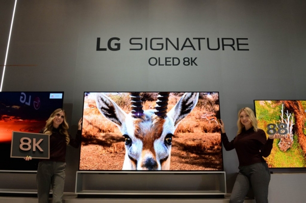 LG전자 모델들이 지난 1월 미국 라스베이거스에서 개막한 세계 최대 가전·정보기술(IT) 전시회 ‘CES 2020’에서 2020년형 올레드(OLED·유기발광다이오드) TV 신제품을 소개하고 있다. (제공=LG전자)