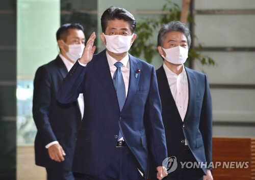 아베 신조 일본 총리가 28일 마스크를 쓰고 도쿄 총리 관저로 출근하고 있다. (사진=연합뉴스)