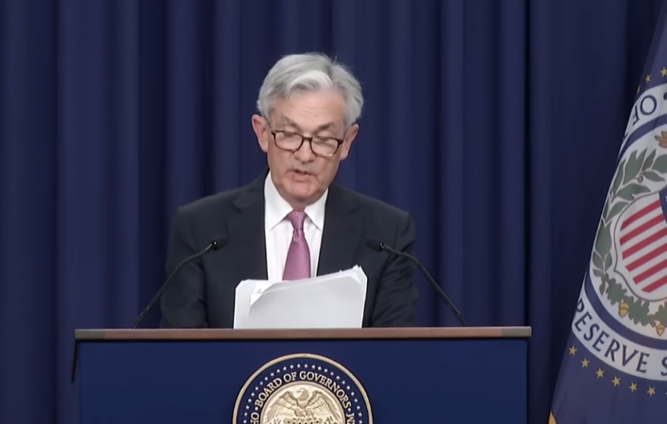 제롬 파월 연준 의장이 지난 4일(현지시간) 열린 5월 FOMC 기자회견에서 설명하고 있다. (사진=유튜브)