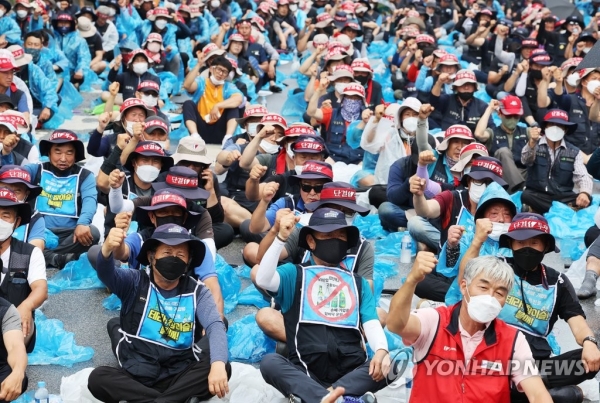 지난 22일 하이트진로 이천공장 앞 화물연대 집회(사진-연합뉴스)