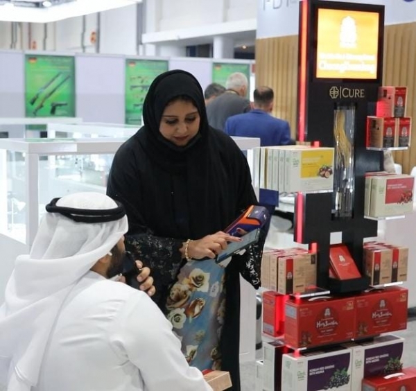 UAE에 위치한 한 약국의 정관장 전용 카운터에서 약사가 고객에게 제품 설명을 하고 있다.(사진=KGC인삼공사)