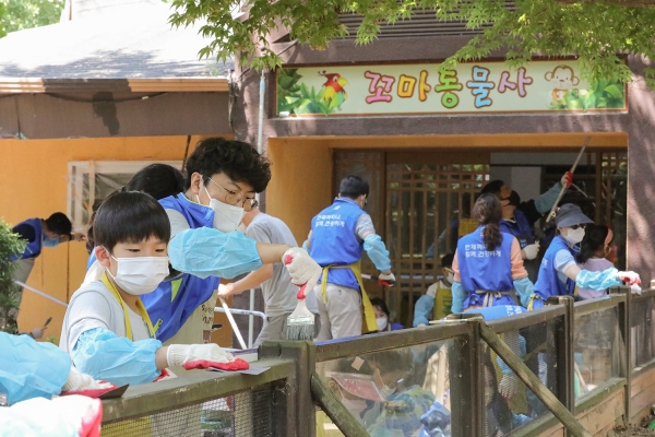 동아제약 가그린 서울대공원에 동물보호 위해 기부금 전달 (사진=동아제약)
