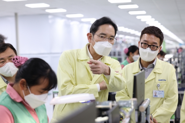 이재용 삼성전자 회장이 22일(목) 베트남 하노이 인근의 삼성전자 법인(SEV)을 방문해 스마트폰 생산 공장을 점검하는 모습(사진=삼성)