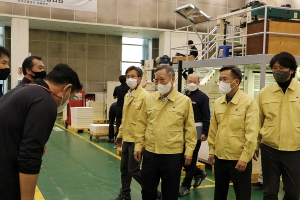 한국조폐공사 반장식 사장(사진 가운데)이 화폐본부 특별안전점검을 진행하고 있다.(사진=한국조폐공사)