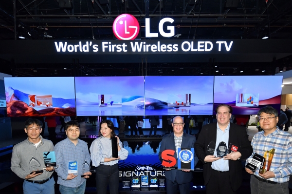 세계 최초로 4K·120Hz 무선 전송 솔루션을 탑재한 LG 시그니처 올레드 M이 CES 2023의 공식 어워드에서 최고 제품으로 선정됐다.(사진=LG전자)