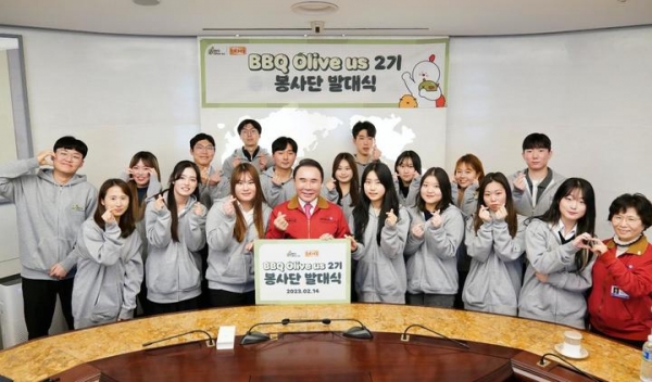 BBQ 그룹 윤홍근 회장(앞줄 왼쪽 네번째)과 올리버스 2기 대학생 봉사단이 기념촬영을 하고 있다. (사진=제너시스BBQ)