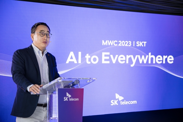 SK텔레콤 유영상 사장이 기자간담회에서 ‘AI to Everywhere(AI를 모든 곳에)’를 공개했다.(사진=SK텔레콤)