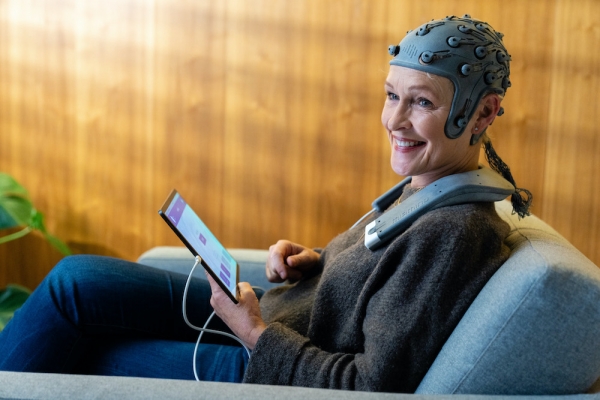 보트뉴로(Bottneuro AG)의 신경자극기 미아마인드와 갤럭시 탭 S8+로 표적 치료를 받고 있는 모습(사진=삼성전자)