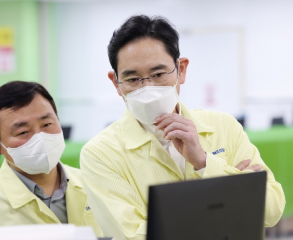 이재용 삼성전자 회장이 22일(현지시간) 베트남 하노이의 삼성전자 법인(SEV)을 방문해 스마트폰 생산 공장을 점검하는 모습 (사진=삼성전자)